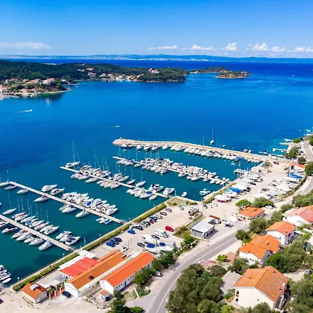 Fuer 7 Personen Ca- 120 M² In Supetarska Dra By Interhome Διαμέρισμα